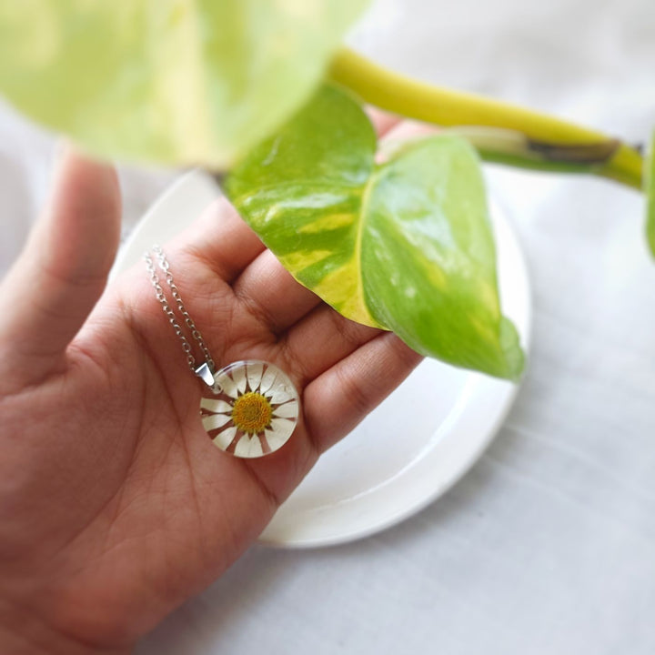 Day Dream Preserved Flower Necklace - Daisy