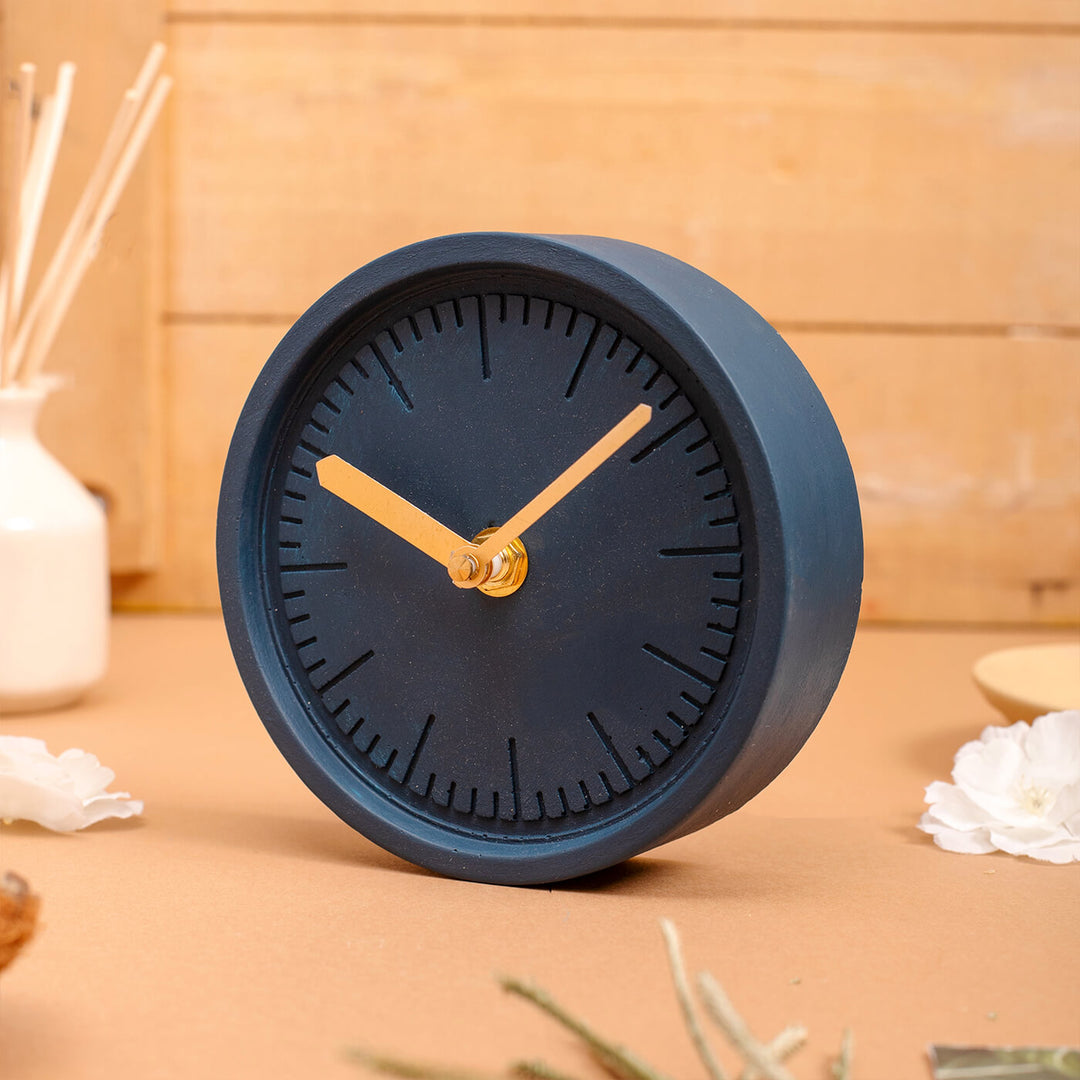 Handcrafted Round Concrete Desk Clock