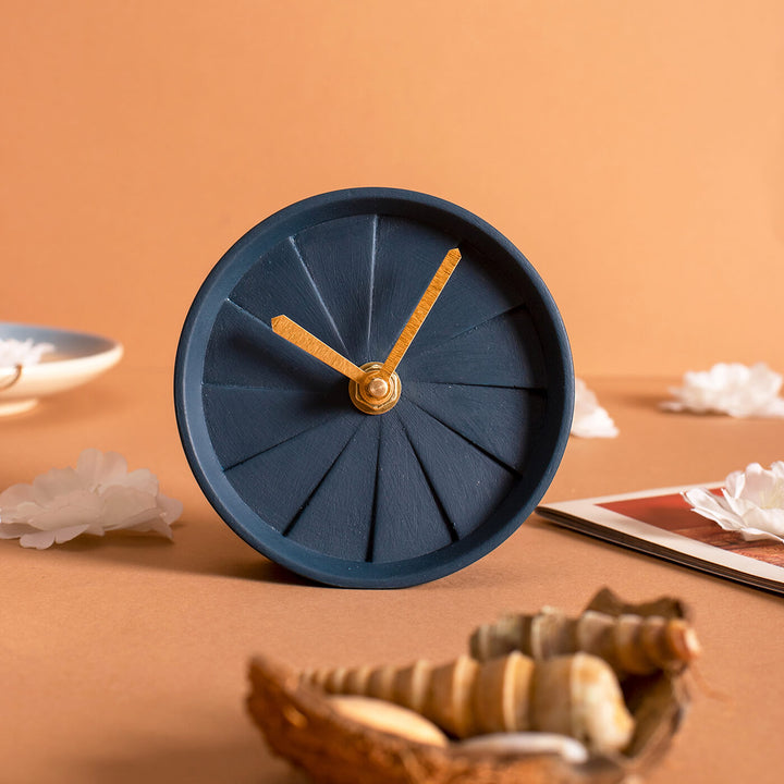 Handcrafted Round Concrete Desk Clock