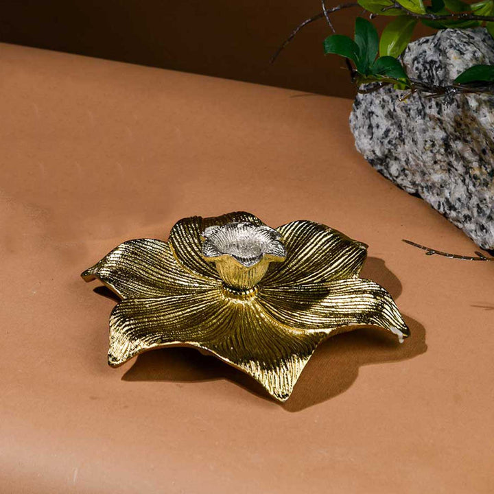 Handmade Golden Elysian Lotus Metal Candle Holder For Christmas Table Decoration