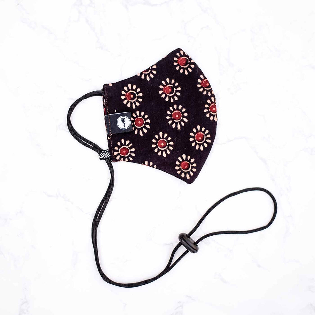 Geometric Print Plain Fabric Mask With Adjustable Ear Loops In Black