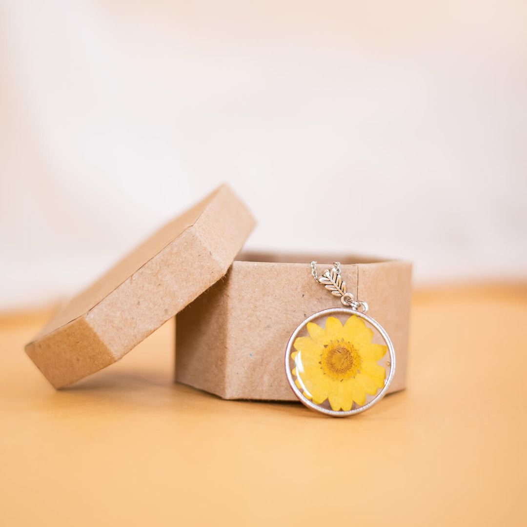 Silver Round Necklace with Yellow Daisy