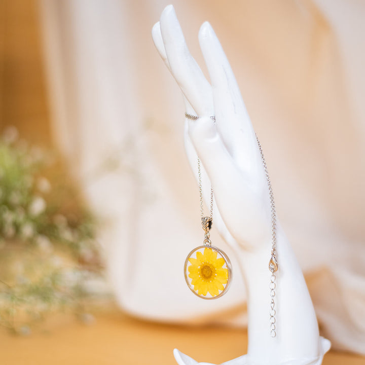 Silver Round Necklace with Yellow Daisy