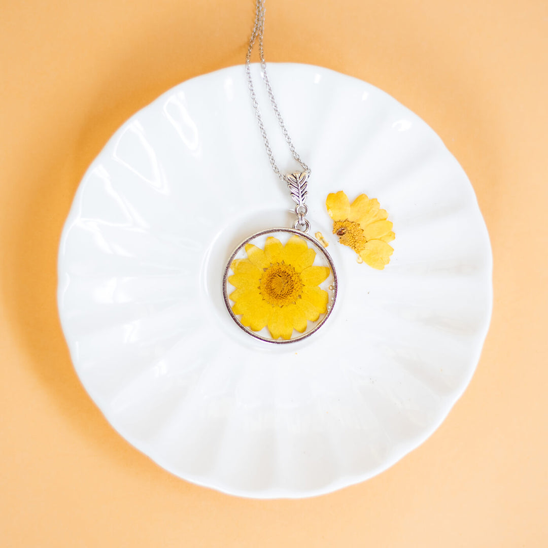 Silver Round Necklace with Yellow Daisy - Zwende