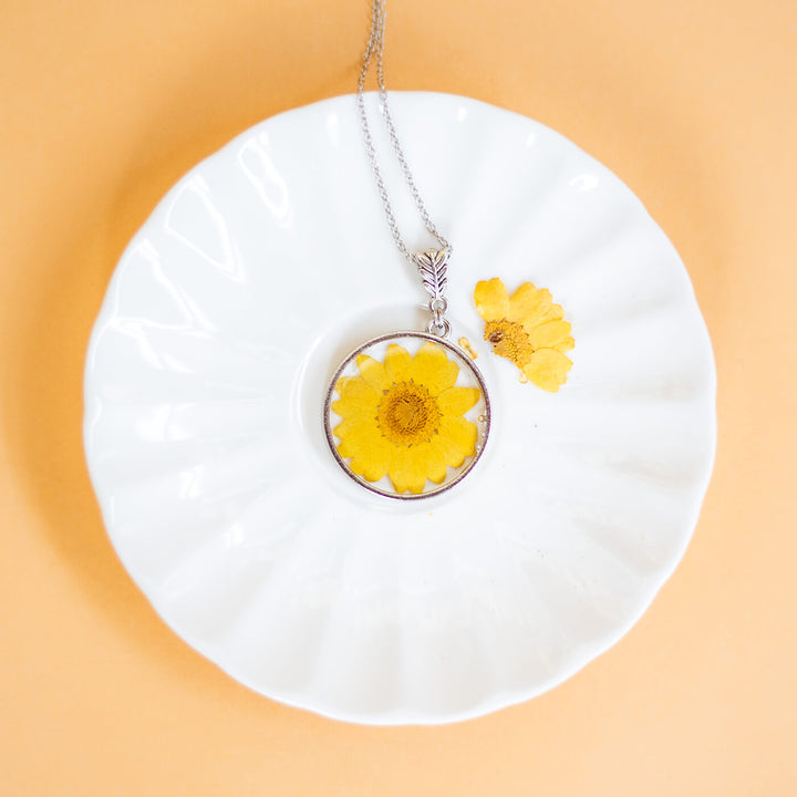 Silver Round Necklace with Yellow Daisy