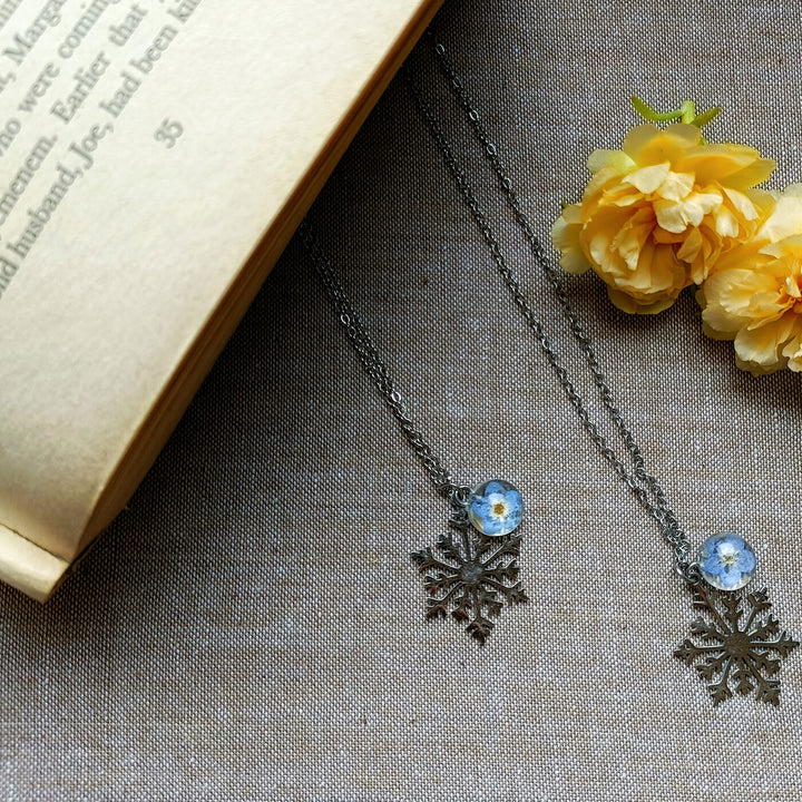 Eira Preserved Flower Necklace - Forget Me Not